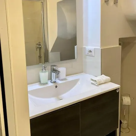 Cozy New Studio In The Center Of With Balcony דירה *